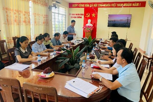 Kiểm tra công tác tổ chức thi hành pháp luật tại UBND xã Vạn Tường, tỉnh Quảng Ngãi